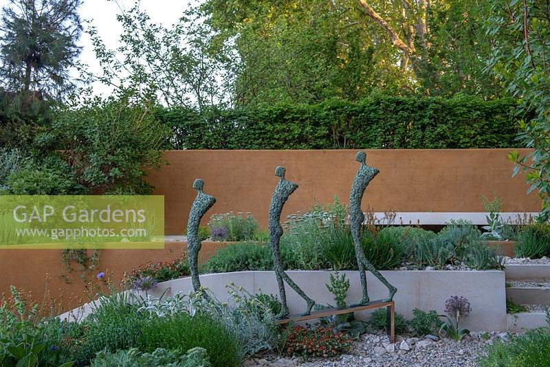 Sculpture de trois figures humaines, conçue par Michael Speller - The Dubai Majlis Garden, RHS Chelsea Flower Show 2019.
