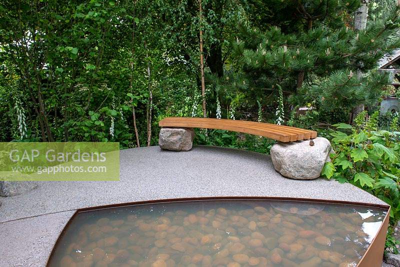 Banc en bois sur deux rochers à côté d'une piscine à piments - Family Monsters Garden, RHS Chelsea Flower Show 2019