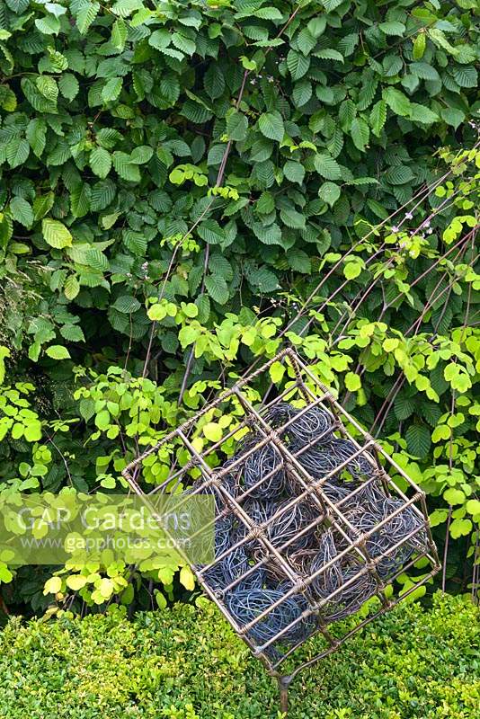 Sculpture en fil de fer dans le jardin Vista de Vestra Wealth, sur fond de feuillage vert