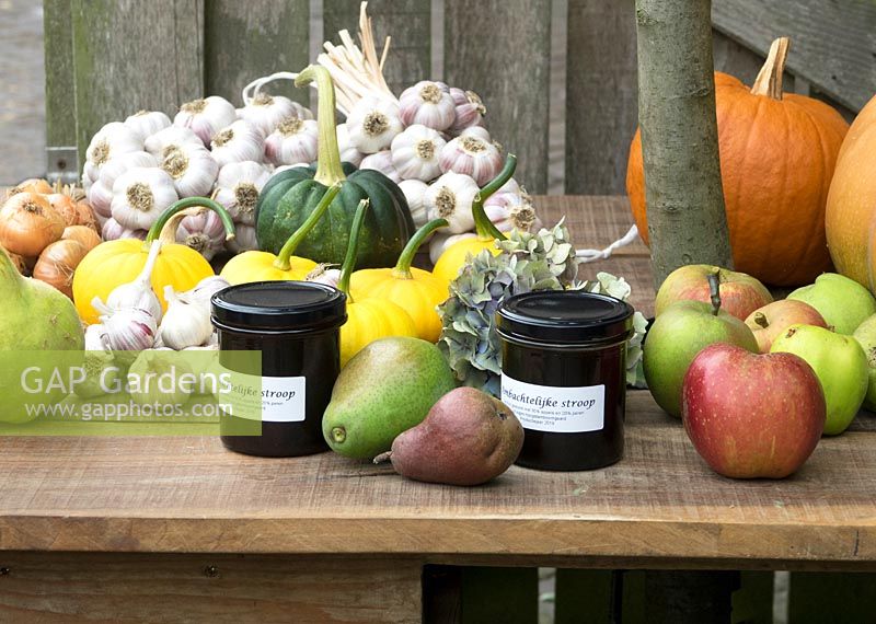 Pots de conserves artisanales avec pommes et poires et produits comestibles à vendre