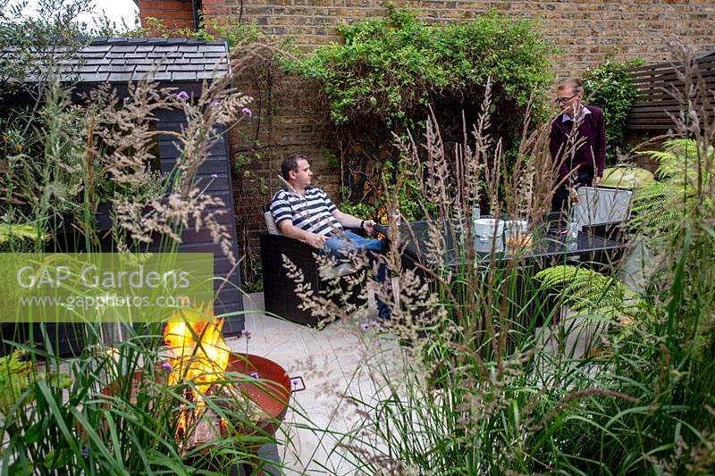 Barbecue avec Justin Edwards et ses amis dans son jardin oasis de verdure dans l'ouest de Londres