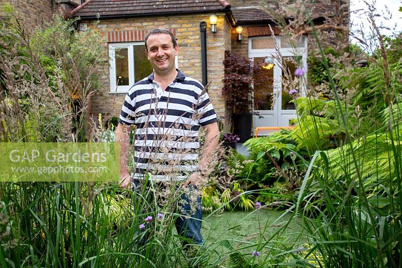 Justin Edwards dans son jardin oasis de verdure dans l'ouest de Londres.