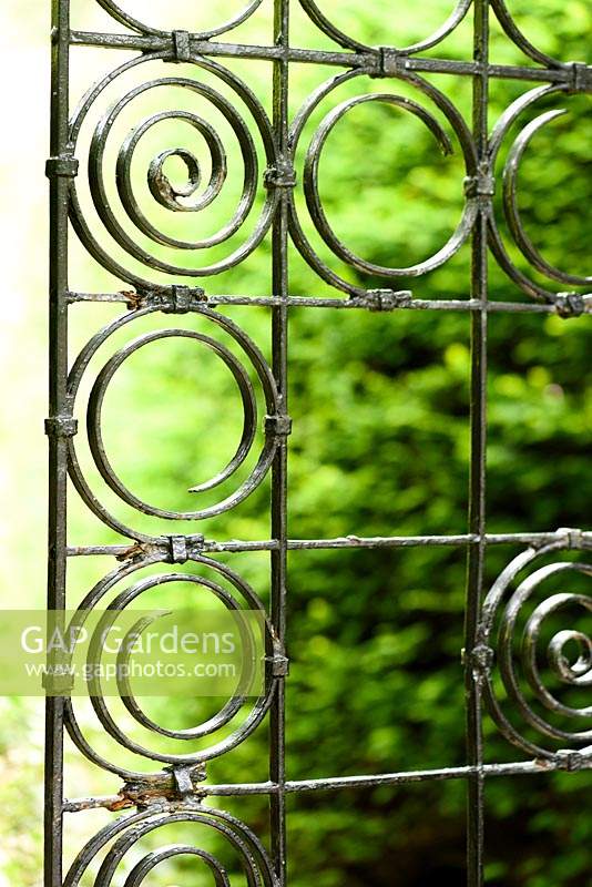 Élégante porte en fer forgé de carrés et de cercles au jardin York Gate, Adel en juillet.