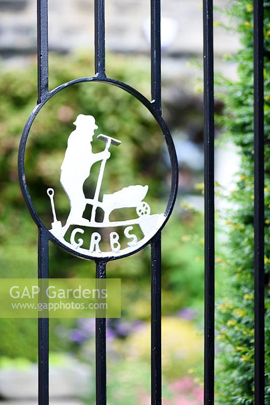 Symbole éternel, anciennement la Royal Benevolent Society de Gardeners, installé dans une porte du jardin York Gate, Adel.