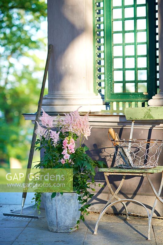 Seau vintage avec des fleurs de printemps et d'été. Idéal pour les petits espaces.