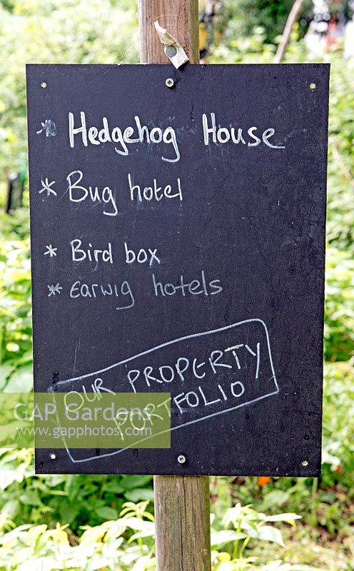 Conseil de portefeuille de propriétés publicitaires pour Hedgehog House, Bug Hotel, Bird Box et Earwig Hotel, Priory Common Orchard Community Garden, London Borough of Haringey.