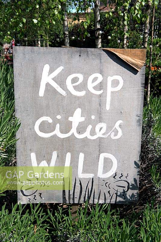 Gardez les villes sauvages signe à Dalston Eastern Curve Garden, un jardin communautaire urbain dans le London Borough of Hackney.