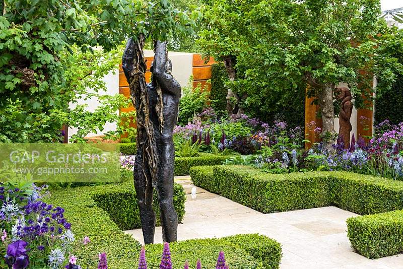 Sculptures en bronze Anna Gillespie 'Trust' et 'Let Heaven Go' dans le jardin des villes saines de Morgan Stanley - RHS Chelsea Flower Show 2015 - Sponsor: Morgan Stanley - Médaille d'or