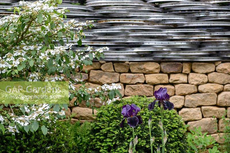 Mur de pierres sèches avec jantes de roue de vélo - Le jardin 'Tour De Yorkshire' - RHS Chelsea Flower Show 2014 - Sponsor: Yorkshire.com.