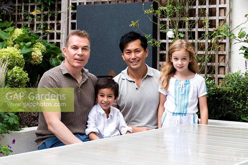 David Finlayson et Allan Malvar avec leurs enfants: Leo, 6 ans et Ava, 7 ans