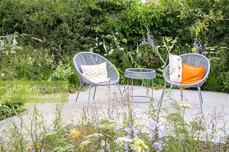 Coin salon avec deux fauteuils et plantation de fleurs riches en nectar - The Urban Pollinator Garden, conçu par Caitlin McLaughlin. RHS Hampton Court Palace Garden Festival, 2019.