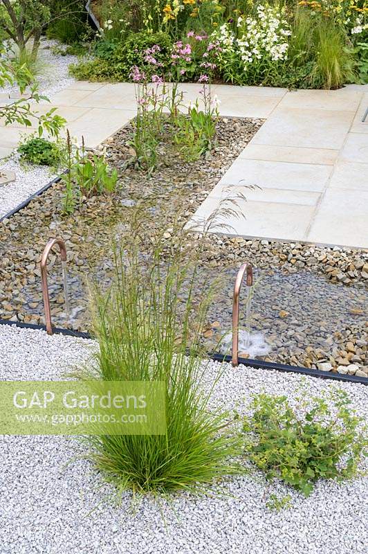 Pièce d'eau rectangulaire entourée d'agrégats et de surface de pavage - The Urban Pollinator Garden - RHS Hampton Court Palace Garden Festival, 2019.