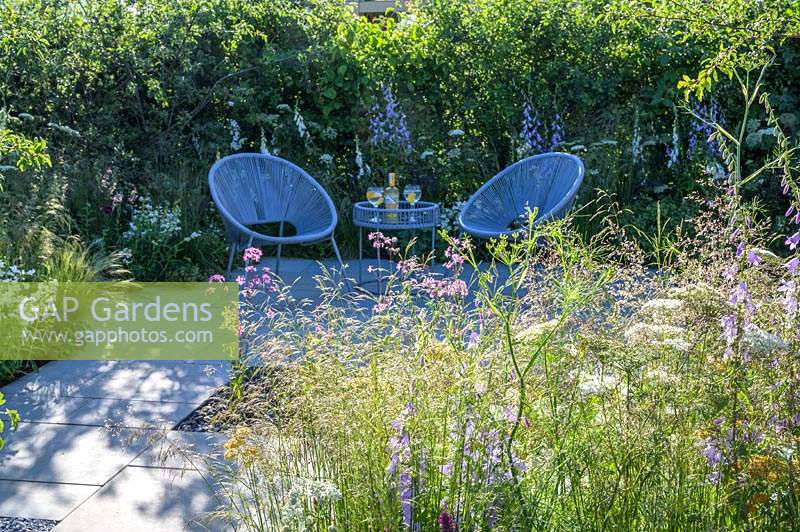 Coin salon avec deux fauteuils et plantation de fleurs riches en nectar - The Urban Pollinator Garden - RHS Hampton Court Palace Garden Festival, 2019 - Designer: Caitlin McLaughlin