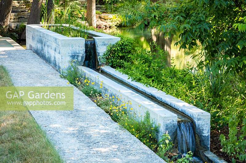 Fontaine à eau de source en béton, Mill Creek ranch à Vanderpool, Texas, USA conçu par Ten Eyck Landscape Architects, juillet.