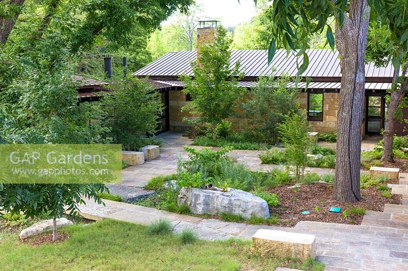 Zone pavée avec plantation mixte à Mill Creek Ranch à Vanderpool, Texas conçue par Ten Eyck Landscape Inc, juillet.