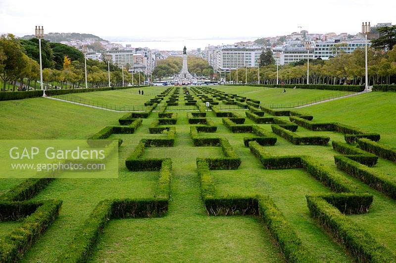 Couverture formelle et pelouses avec rivière Tangus en arrière-plan. Parque Eduardo, Edward VII Park VII, Lisbonne, Portugal, novembre.