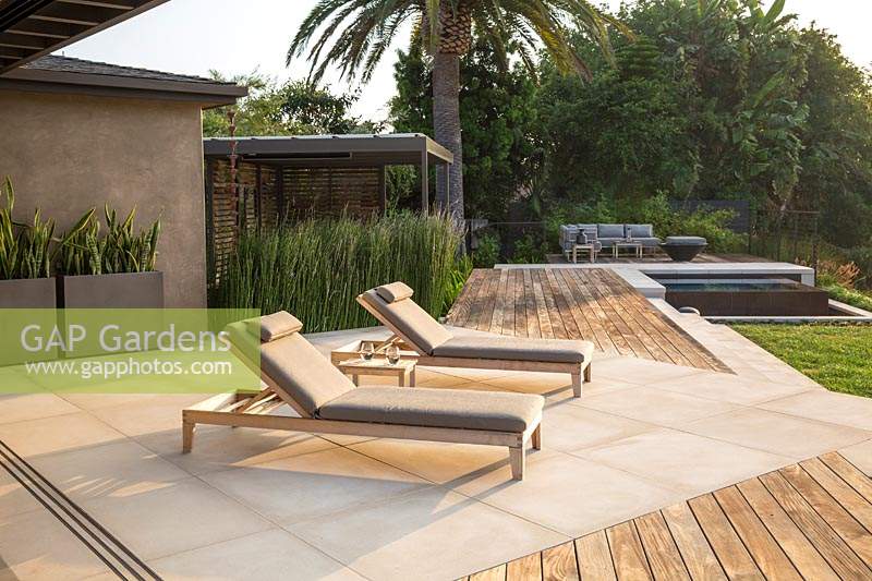 Jardin moderne avec terrasse et terrasse en bois, San Diego, USA