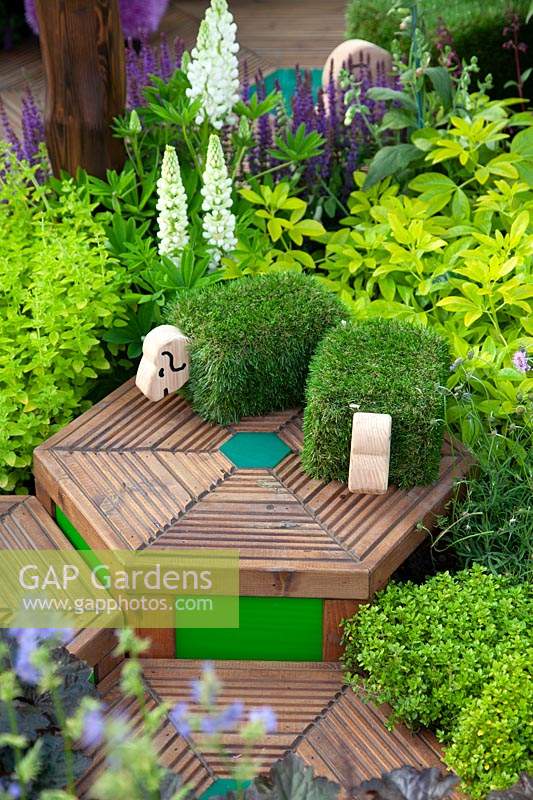 Moutons topiaires de gazon sur une terrasse en bois hexagonale dans 'This Wild Life Garden' au BBC Gardener's World Live 2018