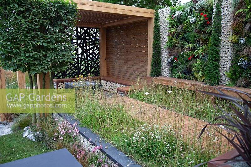 Mur vivant et coin salon couvert dans le jardin 'Across the Board', une solution pour un jardin nouvellement construit, BBC Gardener's World Live 2018.