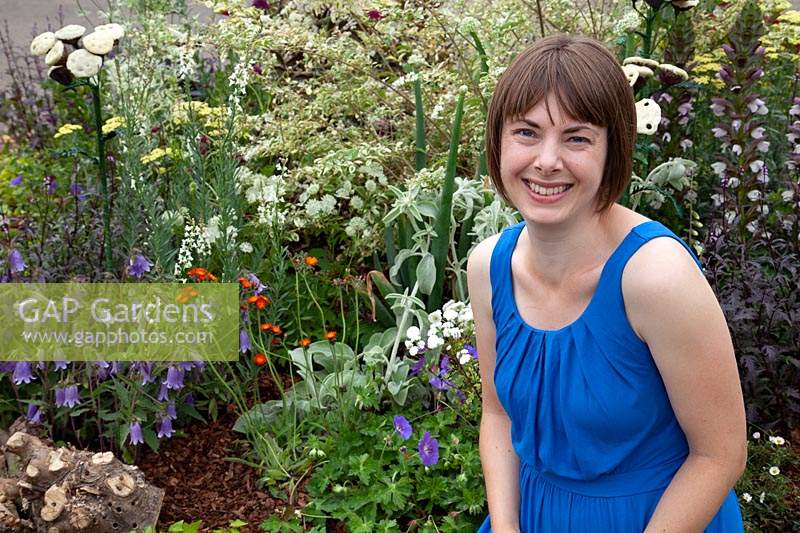 Alexa Ryan-Mills dans son 'Utile et beau', un jardin adapté aux insectes et aux pollinisateurs dans la section Beautiful Flowerbeds du Gardener's World Live 2018.