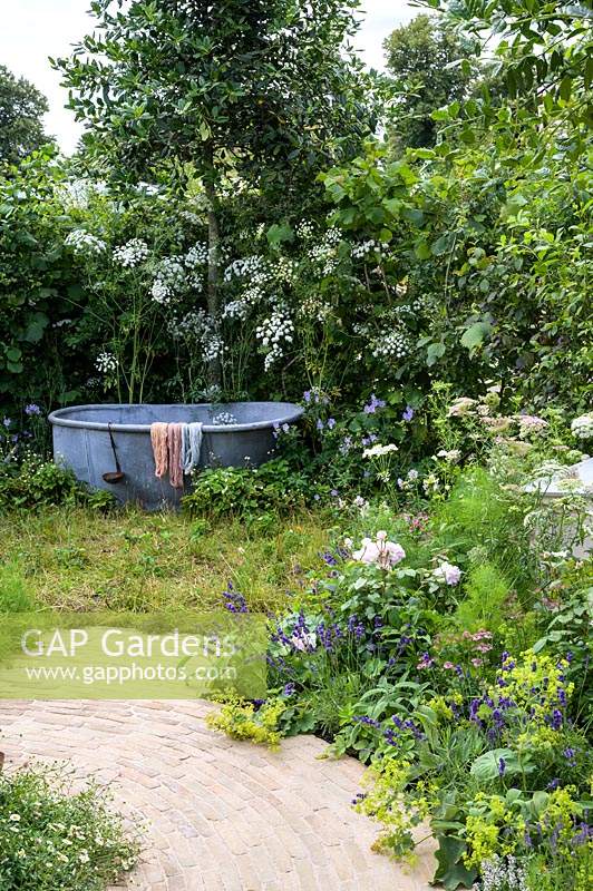 Plantation naturaliste avec Amni majus et ancienne baignoire. Le jardin Naturecraft. RHS Hampton Court Palace Garden Festival, 2019.