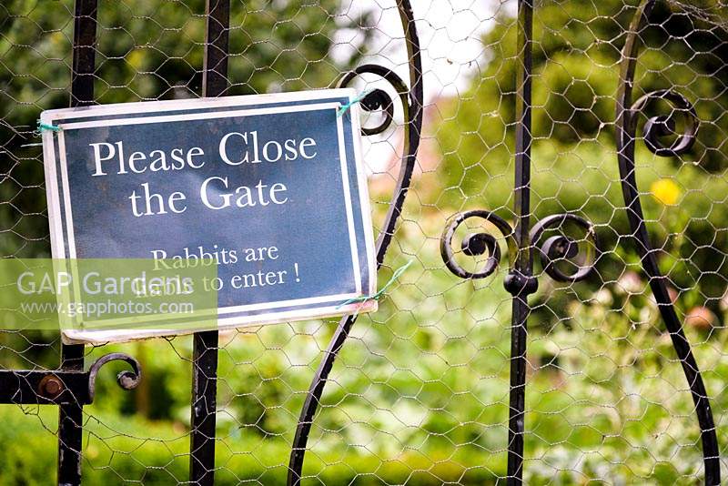 Inscrivez-vous sur la porte du jardin potager clos à Deans Court, Wimborne, Royaume-Uni.