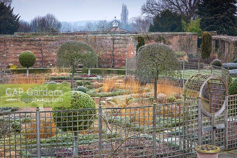 Le jardin englouti à Littlethorpe Manor, Yorkshire en février. Conçu par Eddie Harland.