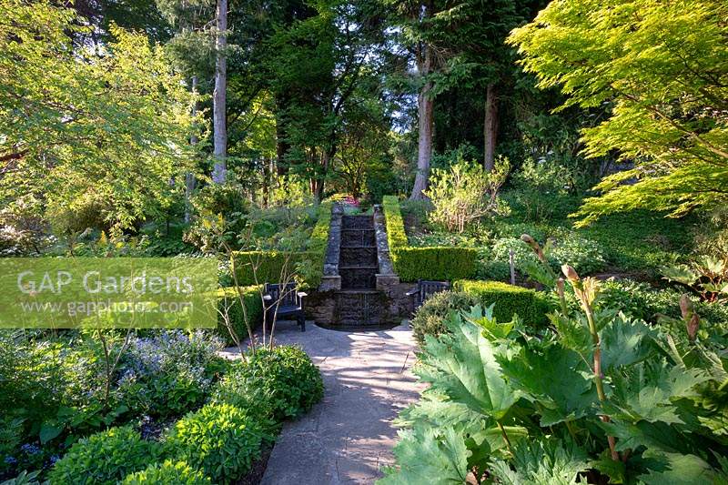 Jardin de la chapelle à Parcevall Hall Gardens, Yorkshire, UK.