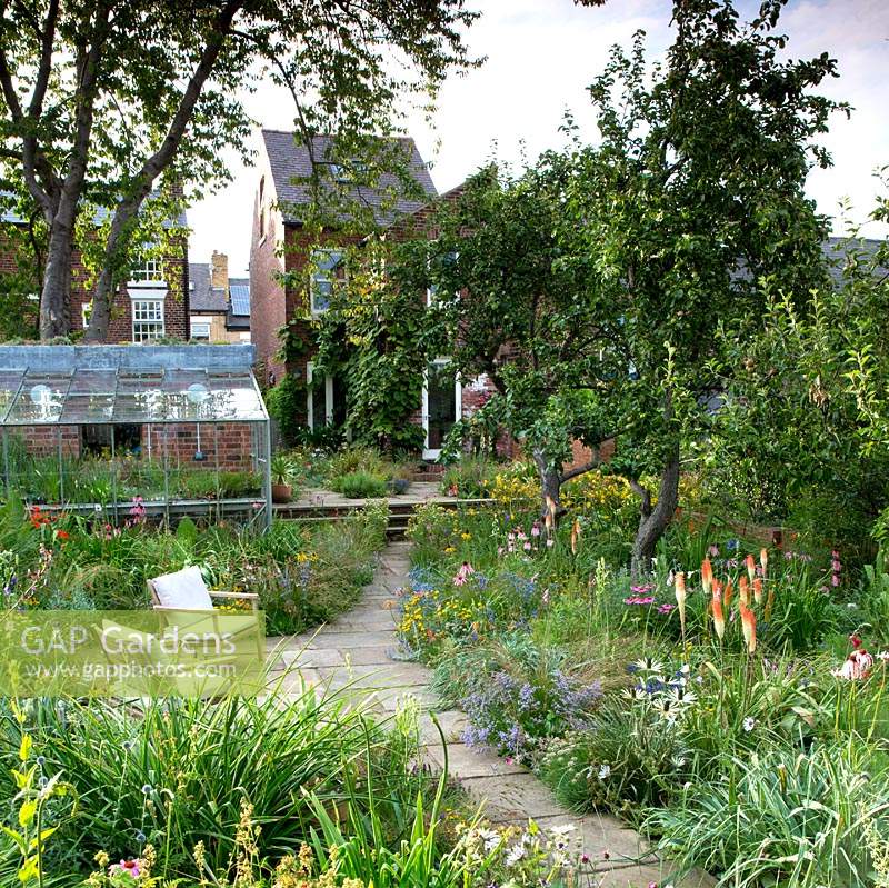 Vue de la maison verte et du chemin menant à la maison du jardin du Dr James Hitchmough, Sheffield.
