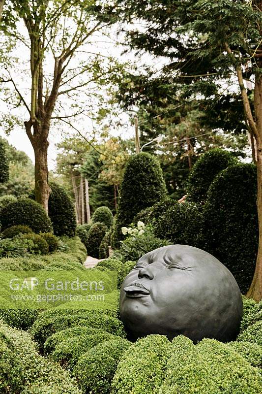 Jardin Emotions avec sculptures gouttes de pluie de de Samuel Salcedo. Les Jardins d Etretat, Normandie, France