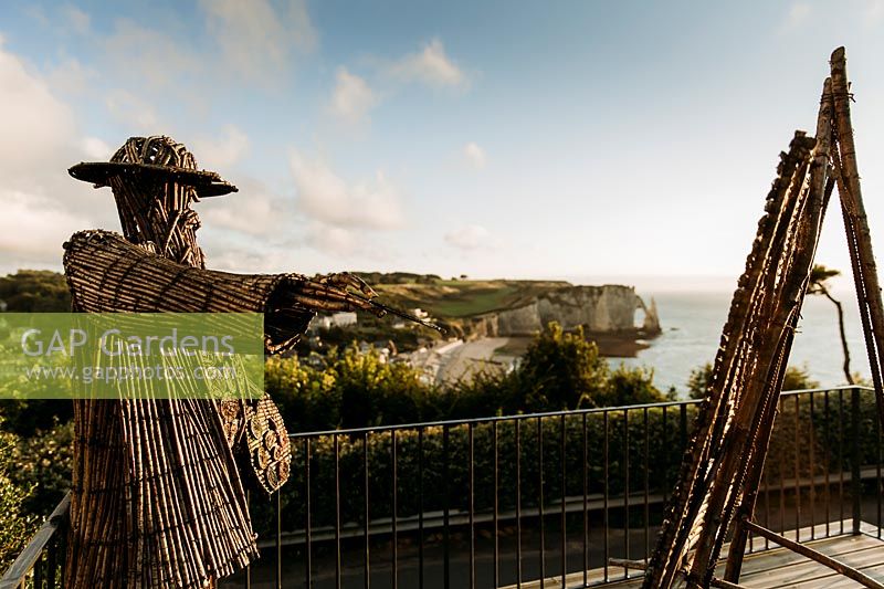 Jardin Impressions avec statue en osier de Claude Monet avec chevalet dominant la mer. Les Jardins d Etretat, Normandie, France