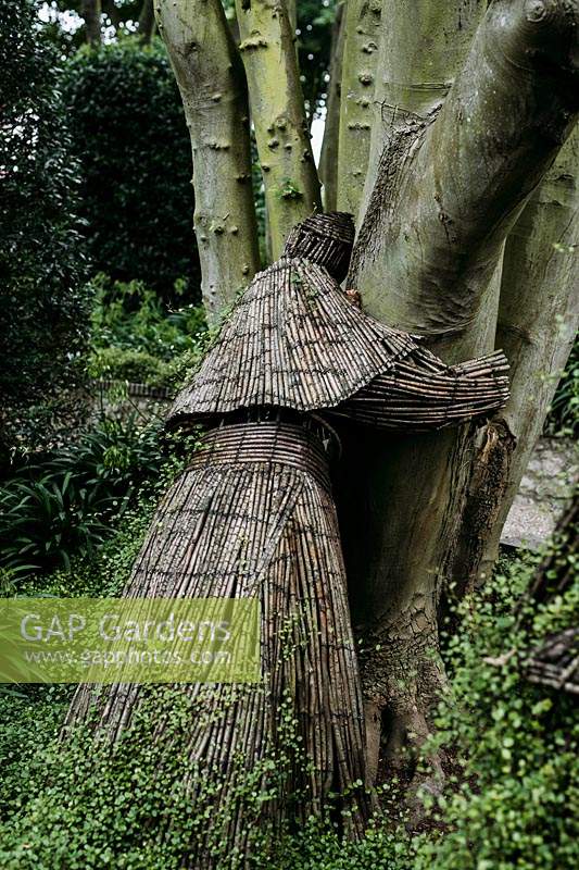 Personnes en osier hugger arbre par Agnieszka Gradzik et Wiktor Szostalo couvert de Muehlenbeckia compactus. Les Jardins d Etretat, Normandie, France