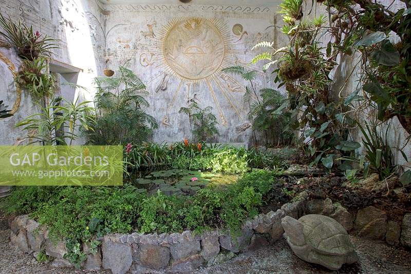 Étang avec plantation et décoration inspirée de la mythologie dédiée à Apollon. Giardini La Mortella, île d'Ischia, Italie. Temple du Soleil, Tempio del Sole.