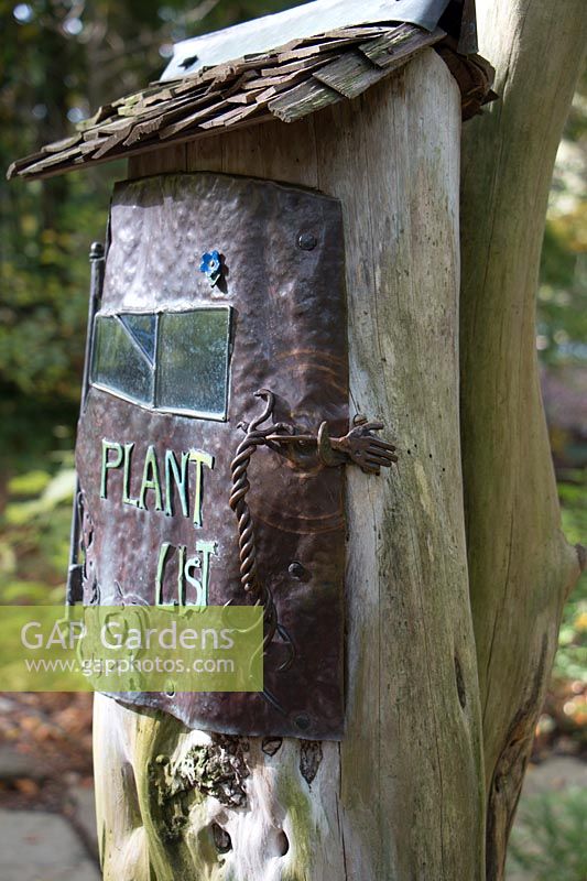 Boîte de rangement artisanale pour les listes de plantes à l'aide d'un atout d'arbre et d'un travail du métal personnalisé