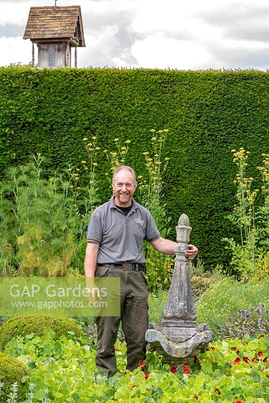 Gordon Baillie, jardinier en chef à Arley Hall, debout dans le jardin d'herbes récemment rénové.