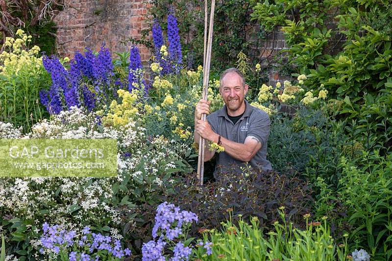 Gordon Baillie, jardinier en chef à Arley Hall, debout dans les parterres de fleurs herbacées.
