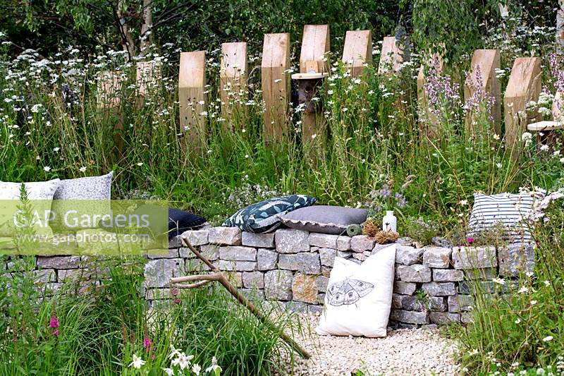 Siège mural en pierre de taille dans un jardin respectueux de la faune offrant un habitat aux abeilles et autres insectes. Springwatch Garden - Hampton Court Flower Show 2019