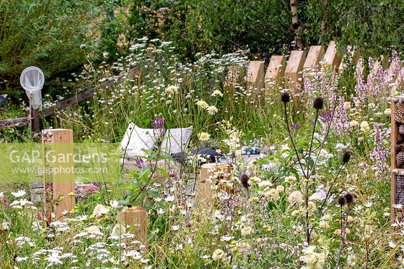 Hôtels à insectes entourés de plantations naturalistes - Springwatch Garden - Hampton Court Flower Show 2019 - designer, Jo Thompson