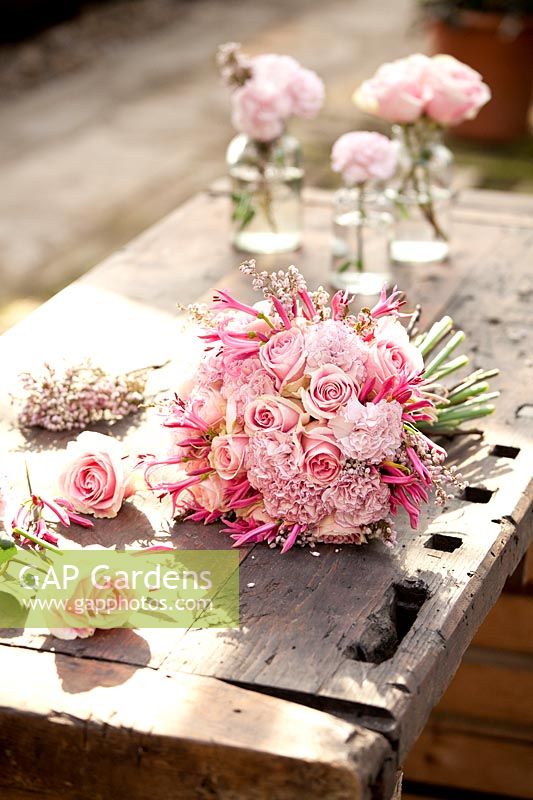 Bouquet de Rose 'rosita', dianthus 'kristine' et erica glacialis.