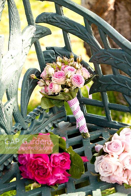 Bouquet de mariage de roses 'mimi eden' placé de banc en métal