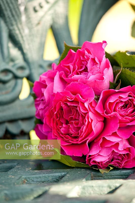 Bouquet de roses roses 'kate '. Décoration de mariage