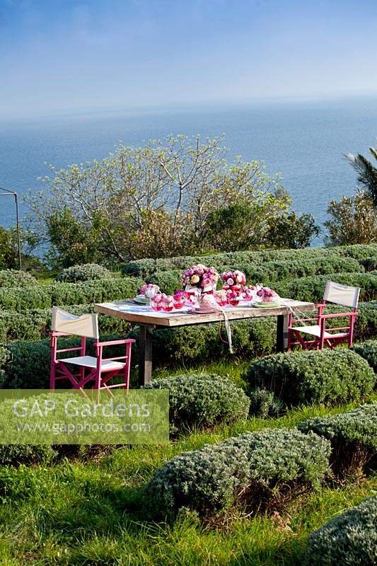 Table et chaises décorées de fleurs de mariage