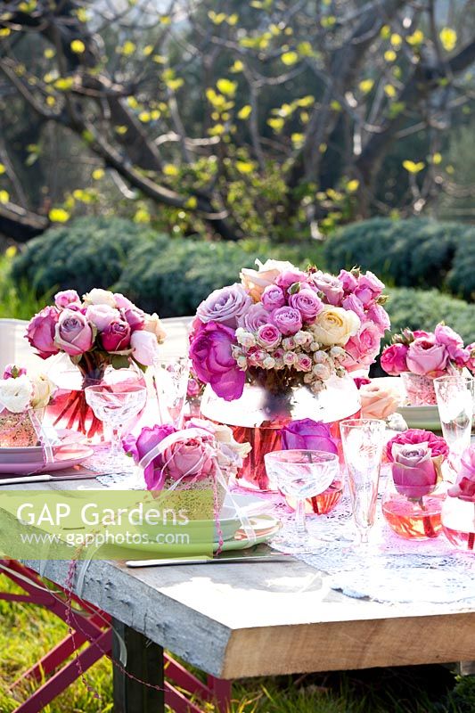 Une table décorée pour un mariage avec des roses comme pièce maîtresse