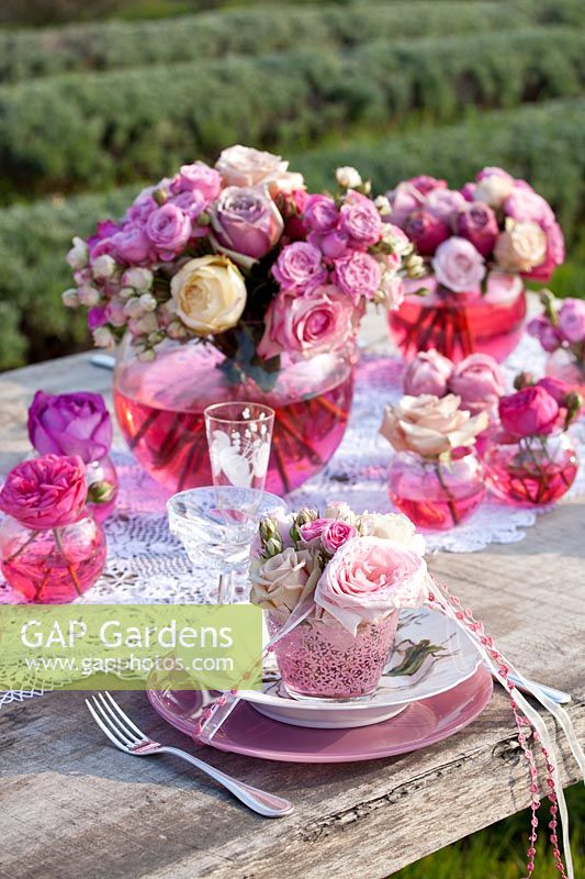 Table décorée pour un mariage, affichage rose comme pièce maîtresse