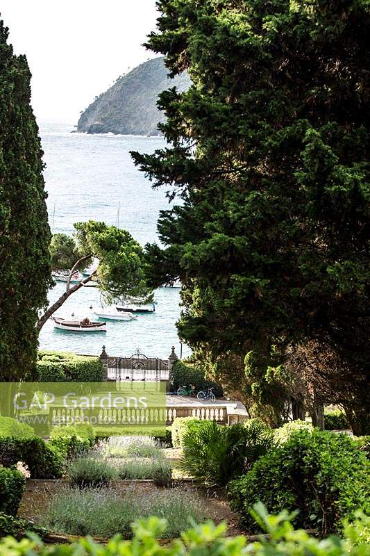 Jardins à la française avec vue sur l'océan, à la Villa Agnelli Levanto, Italie.