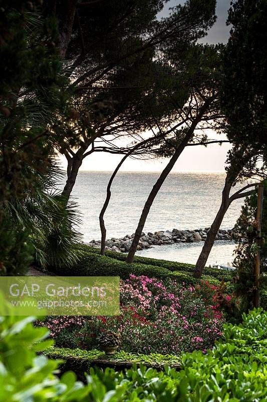 Jardins à la française avec vue sur l'océan, à la Villa Agnelli Levanto, Italie.