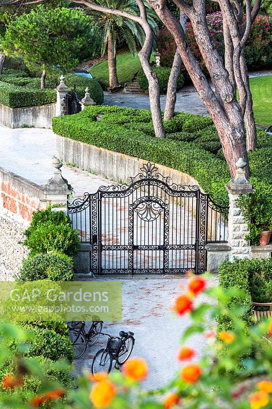 Portes formelles et ornées à la Villa Agnelli Levanto, Italie.