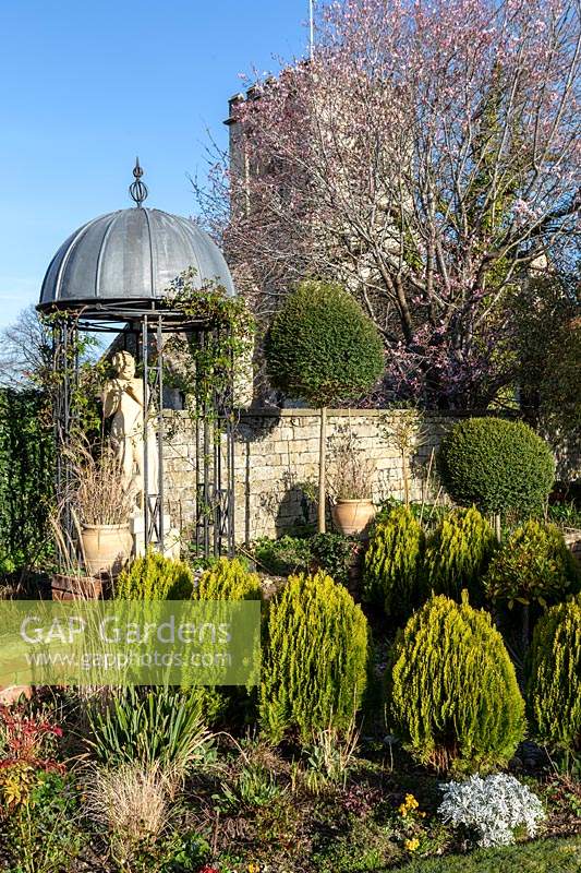 Gazebo en coupole avec statue de Pan, topiaire à proximité