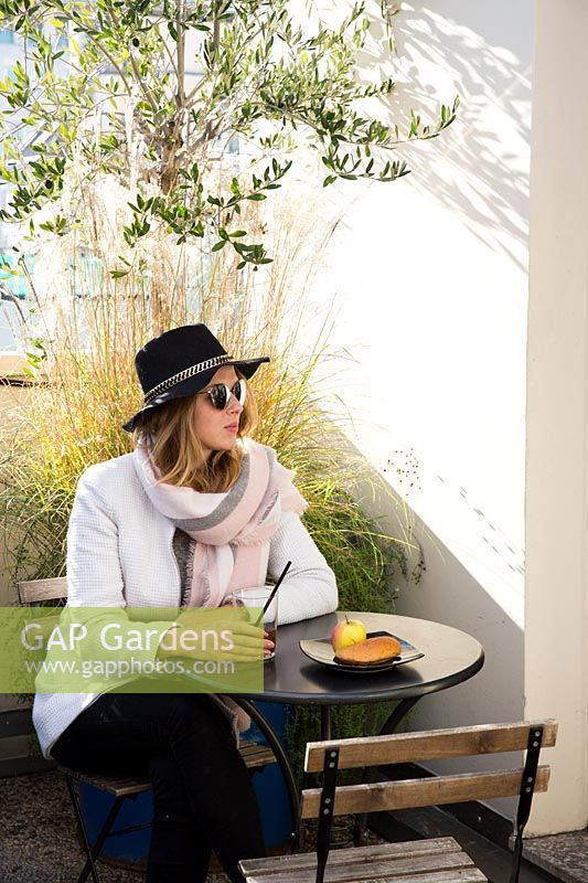 Vous pourrez vous détendre sur la terrasse de l'auberge, entourée de plantes méditerranéennes.