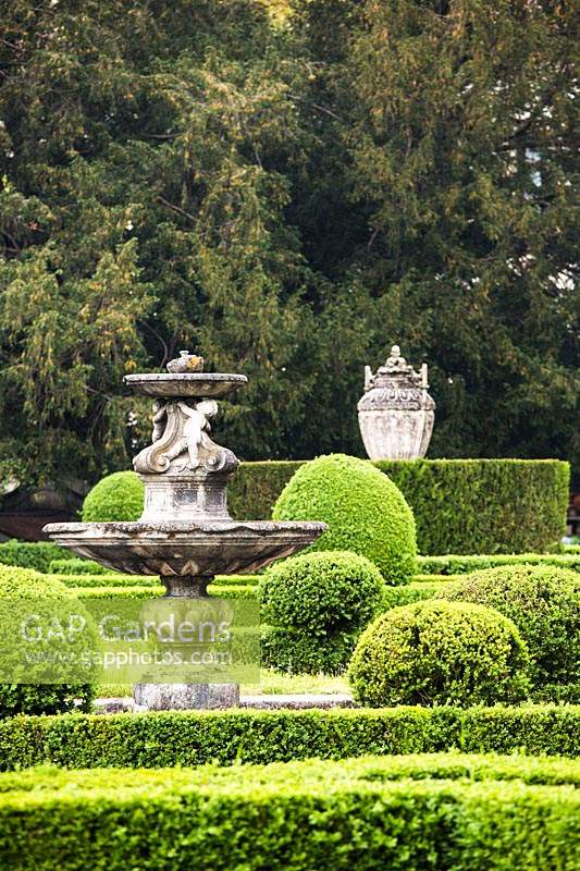 La fontaine figure parmi les haies taillées et façonnées. Villa Tiepolo Passi, Italie